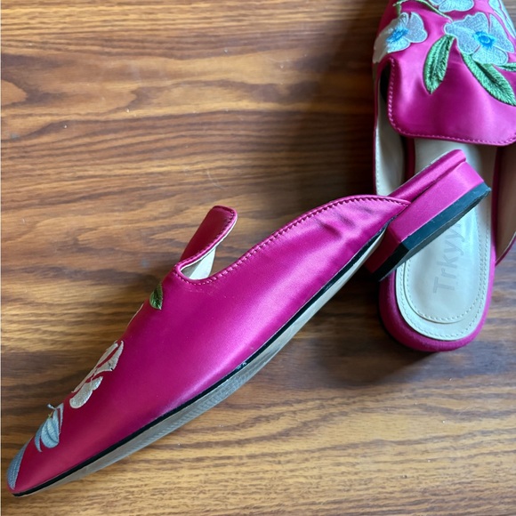 Elegant Floral Embroidered Women's Mules - Picture 6 of 7